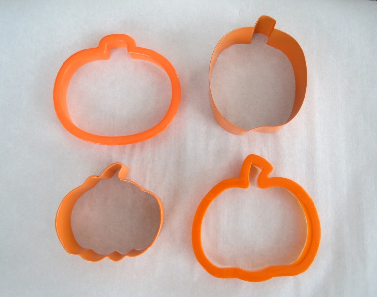use pumpkin cutters for speech bubbles